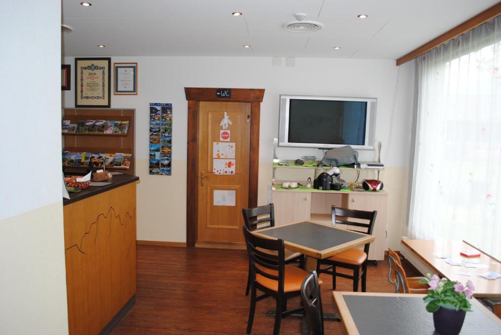 Hotel Des Alpes Kandersteg Bagian luar foto
